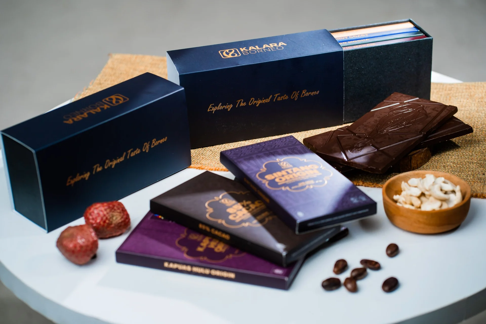 Koleksi batang cokelat dan kotak hadiah Kalara Borneo