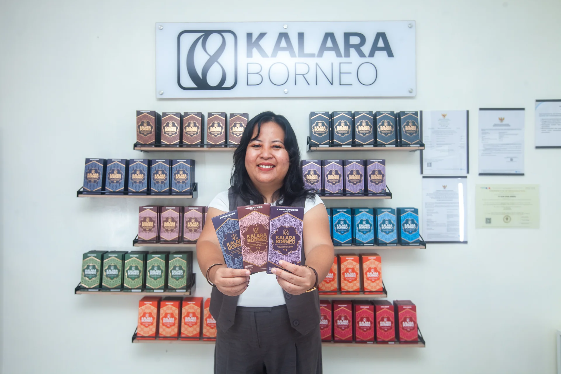 Etalase produk Kalara Borneo di rumah produksi Pontianak, seluruh varian cokelat tertata di rak